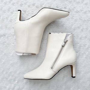 NIB- ADRIENNE VITTADINI Sondy Kitten Heel Zip Ankle Boots in Ghost